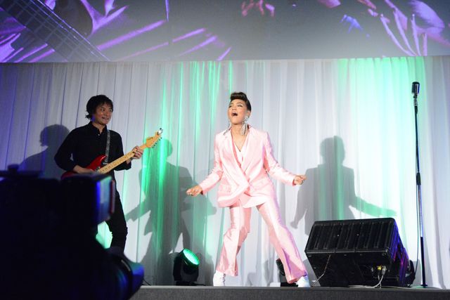 笠松将＆Crystal Kay、エルヴィスをイメージした衣装で決めポーズ！（6枚目）