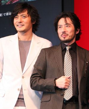 （写真左から）チャン・ドンゴンと真田広之