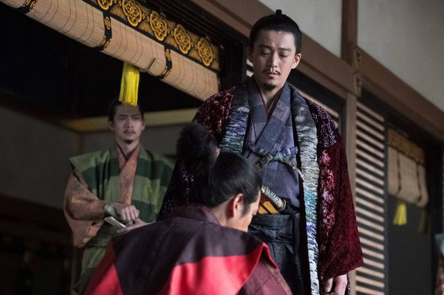 信長（小栗旬）が光秀（要潤）を殴る蹴る…「豊臣兄弟！」第27回場面写真：フォトギャラリー