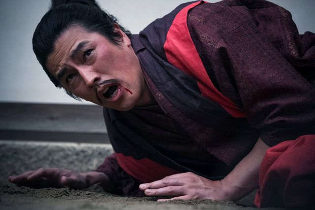 信長（小栗旬）が光秀（要潤）を殴る蹴る…「豊臣兄弟！」第27回場面写真（3枚目）