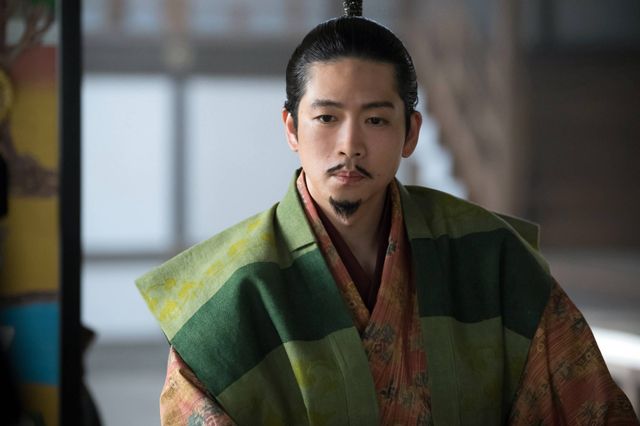 信長（小栗旬）が光秀（要潤）を殴る蹴る…「豊臣兄弟！」第27回場面写真（6枚目）