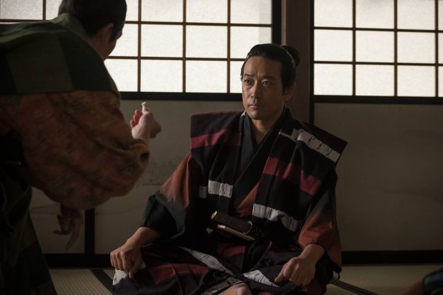 信長（小栗旬）が光秀（要潤）を殴る蹴る…「豊臣兄弟！」第27回場面写真（7枚目）