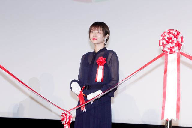 石原さとみ、シースルーの装いで登壇！新映画館「ローソン・ユナイテッドシネマ STYLE-S みなとみらい」セレモニー（4枚目）