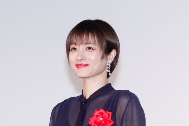 石原さとみ、シースルーの装いで登壇！新映画館「ローソン・ユナイテッドシネマ STYLE-S みなとみらい」セレモニー（5枚目）