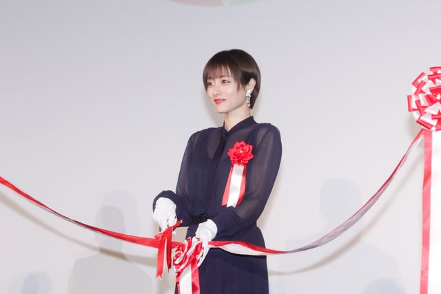 石原さとみ、シースルーの装いで登壇！新映画館「ローソン・ユナイテッドシネマ STYLE-S みなとみらい」セレモニー（12枚目）