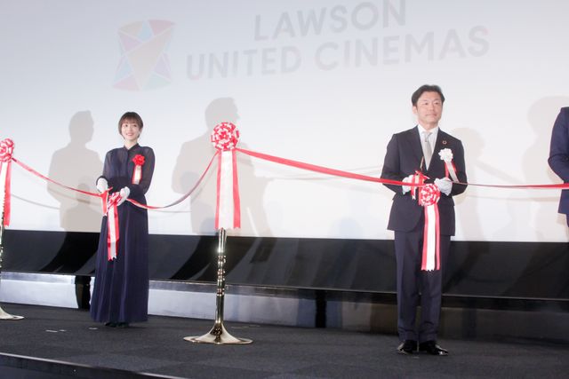 石原さとみ、シースルーの装いで登壇！新映画館「ローソン・ユナイテッドシネマ STYLE-S みなとみらい」セレモニー（14枚目）