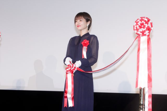 石原さとみ、シースルーの装いで登壇！新映画館「ローソン・ユナイテッドシネマ STYLE-S みなとみらい」セレモニー（15枚目）