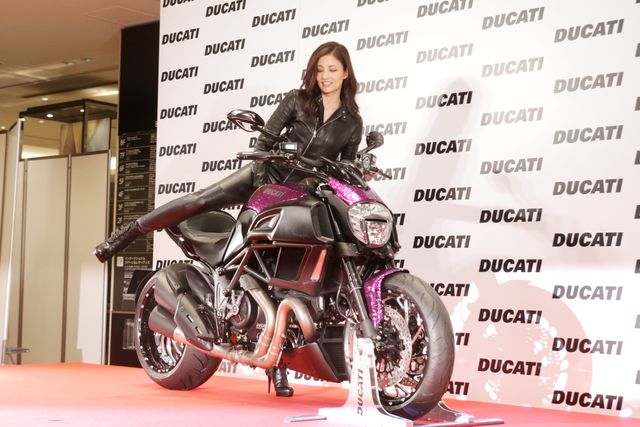 黒木メイサ、脚長っ！プライベートでもよく着るというライダースファッション！フォトギャラリー（3枚目）