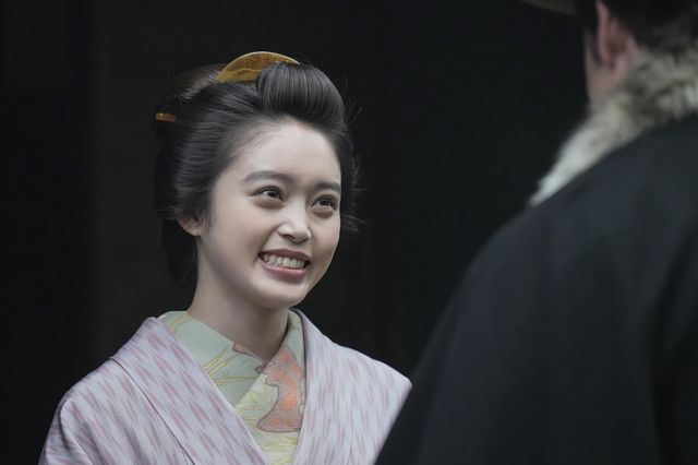 女中のクマ（夏目透羽）も迎えて…朝ドラ「ばけばけ」第96回の場面写真（4枚目）