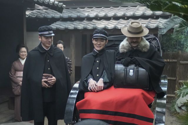 女中のクマ（夏目透羽）も迎えて…朝ドラ「ばけばけ」第96回の場面写真（5枚目）