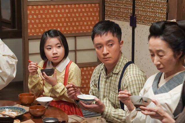 和菓子屋にヒロイン橘安子が誕生「カムカムエヴリバディ」第1回の場面写真：フォトギャラリー