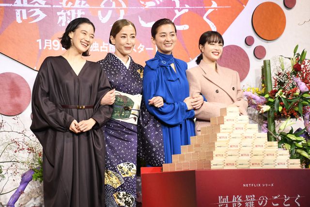 左から、蒼井優、宮沢りえ、尾野真千子、広瀬すず