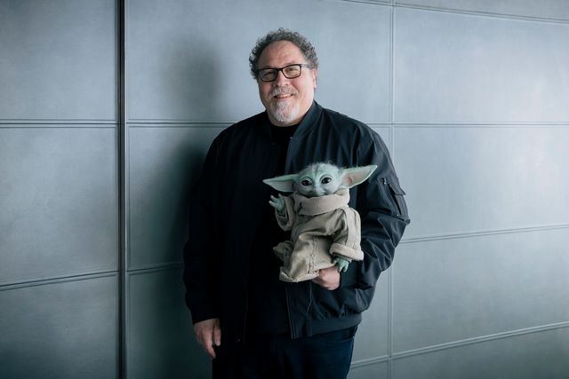 グローグー、ジョン・ファヴロー監督とポーズ!『スター・ウォーズ/マンダロリアン・アンド・グローグー』:フォトギャラリー