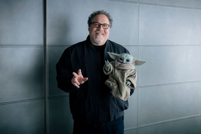 グローグー、ジョン・ファヴロー監督とポーズ！『スター・ウォーズ／マンダロリアン・アンド・グローグー』（3枚目）