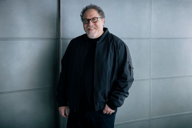 グローグー、ジョン・ファヴロー監督とポーズ！『スター・ウォーズ／マンダロリアン・アンド・グローグー』（4枚目）