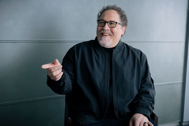 グローグー、ジョン・ファヴロー監督とポーズ！『スター・ウォーズ／マンダロリアン・アンド・グローグー』（5枚目）