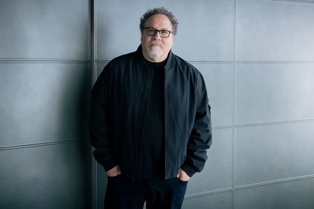 グローグー、ジョン・ファヴロー監督とポーズ！『スター・ウォーズ／マンダロリアン・アンド・グローグー』（6枚目）