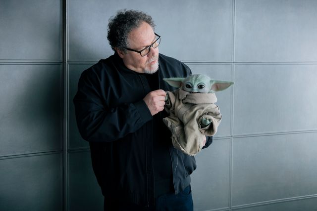 グローグー、ジョン・ファヴロー監督とポーズ！『スター・ウォーズ／マンダロリアン・アンド・グローグー』（7枚目）