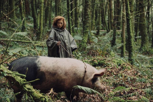 映画『ロブスター』よりレア・セドゥふんする“独身者たちのリーダー”と豚