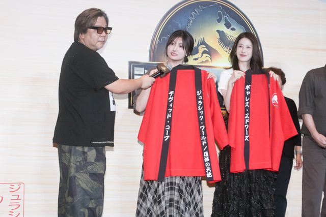 松本若菜＆吉川愛、ギャレス・エドワーズに法被をプレゼント！『ジュラシック・ワールド／復活の大地』日本最速上映ファンイベント（2枚目）