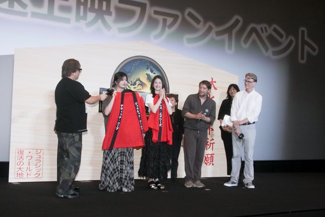 松本若菜＆吉川愛、ギャレス・エドワーズに法被をプレゼント！『ジュラシック・ワールド／復活の大地』日本最速上映ファンイベント（3枚目）