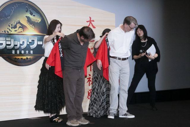 松本若菜＆吉川愛、ギャレス・エドワーズに法被をプレゼント！『ジュラシック・ワールド／復活の大地』日本最速上映ファンイベント（4枚目）
