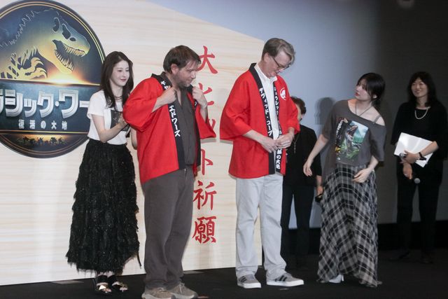 松本若菜＆吉川愛、ギャレス・エドワーズに法被をプレゼント！『ジュラシック・ワールド／復活の大地』日本最速上映ファンイベント（5枚目）