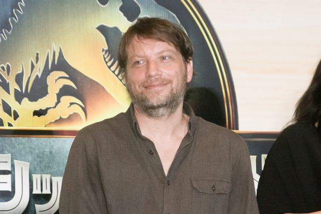 松本若菜＆吉川愛、ギャレス・エドワーズに法被をプレゼント！『ジュラシック・ワールド／復活の大地』日本最速上映ファンイベント（8枚目）