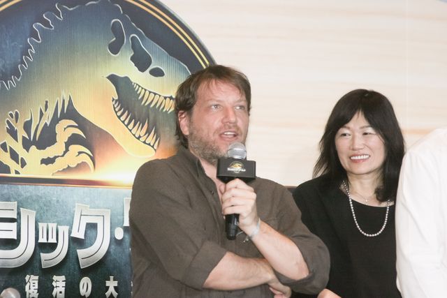 松本若菜＆吉川愛、ギャレス・エドワーズに法被をプレゼント！『ジュラシック・ワールド／復活の大地』日本最速上映ファンイベント（9枚目）