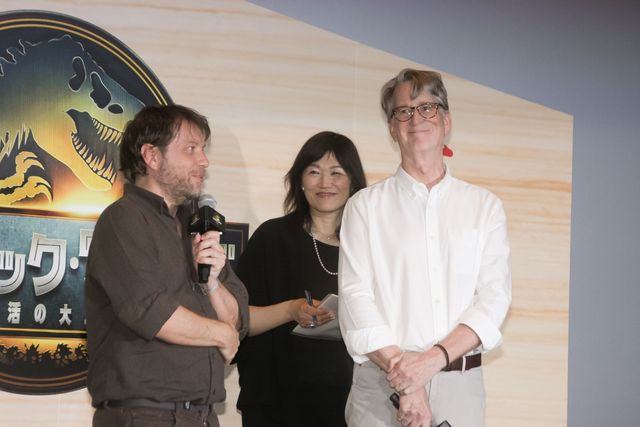 松本若菜＆吉川愛、ギャレス・エドワーズに法被をプレゼント！『ジュラシック・ワールド／復活の大地』日本最速上映ファンイベント（10枚目）