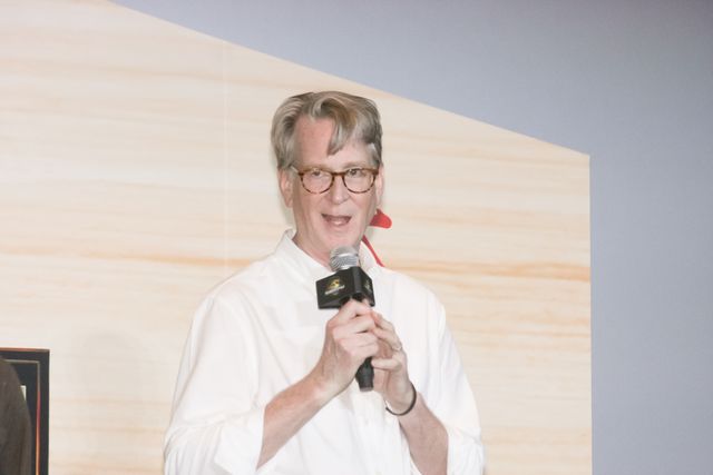 松本若菜＆吉川愛、ギャレス・エドワーズに法被をプレゼント！『ジュラシック・ワールド／復活の大地』日本最速上映ファンイベント（11枚目）