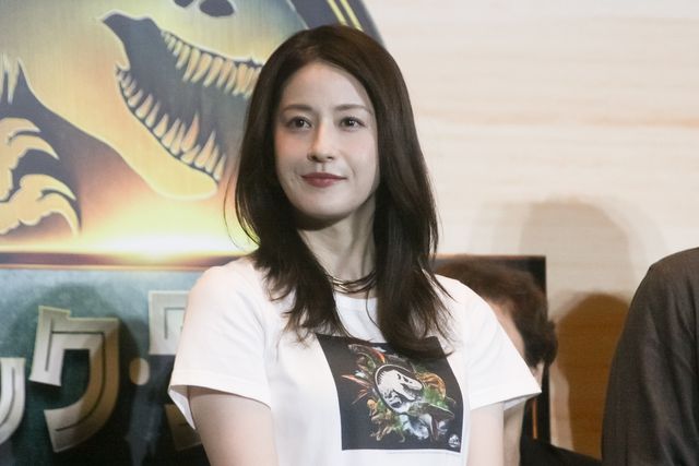 松本若菜＆吉川愛、ギャレス・エドワーズに法被をプレゼント！『ジュラシック・ワールド／復活の大地』日本最速上映ファンイベント（13枚目）