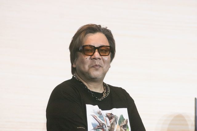 松本若菜＆吉川愛、ギャレス・エドワーズに法被をプレゼント！『ジュラシック・ワールド／復活の大地』日本最速上映ファンイベント（16枚目）