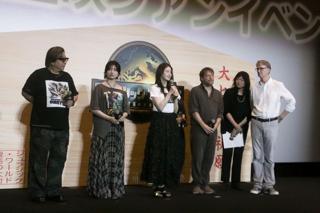 松本若菜＆吉川愛、ギャレス・エドワーズに法被をプレゼント！『ジュラシック・ワールド／復活の大地』日本最速上映ファンイベント（17枚目）