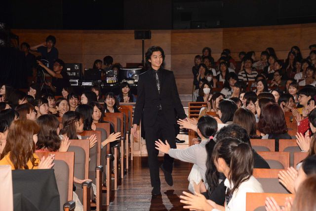 豪華キャスト登壇！生田斗真＆広瀬すず『先生！　、、、好きになってもいいですか？』完成披露イベント（12枚目）