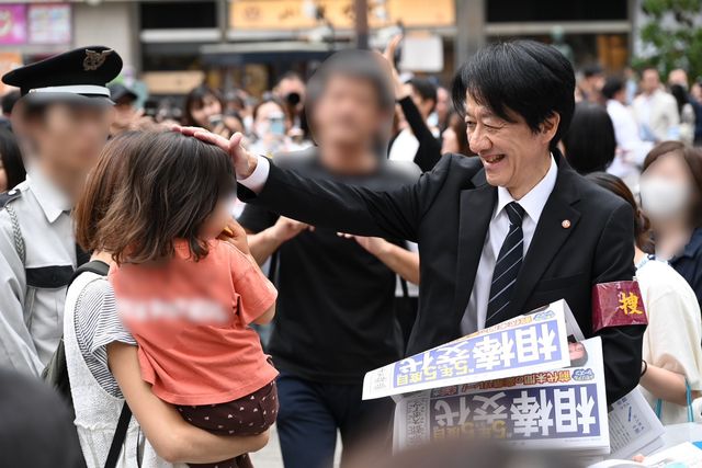 「相棒」イタミンの笑顔も飛び出す！トリオ・ザ・捜一がJR新橋駅で号外配布：フォトギャラリー