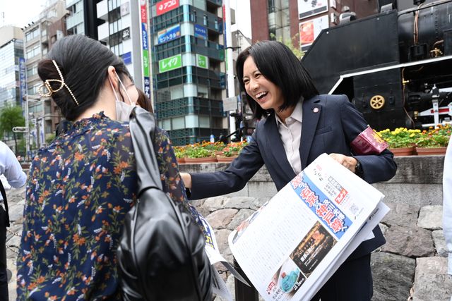 「相棒」イタミンの笑顔も飛び出す！トリオ・ザ・捜一がJR新橋駅で号外配布（3枚目）