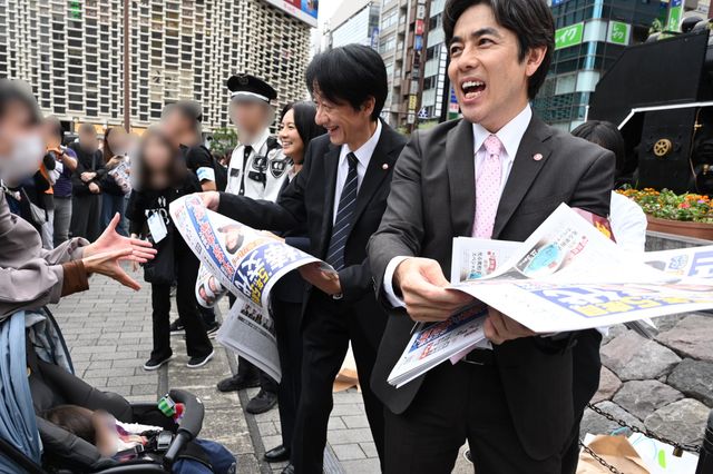「相棒」イタミンの笑顔も飛び出す！トリオ・ザ・捜一がJR新橋駅で号外配布（4枚目）