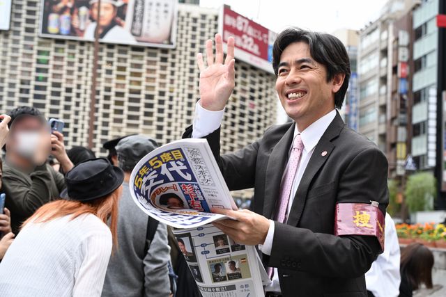 「相棒」イタミンの笑顔も飛び出す！トリオ・ザ・捜一がJR新橋駅で号外配布（7枚目）