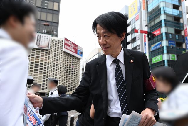 「相棒」イタミンの笑顔も飛び出す！トリオ・ザ・捜一がJR新橋駅で号外配布（8枚目）