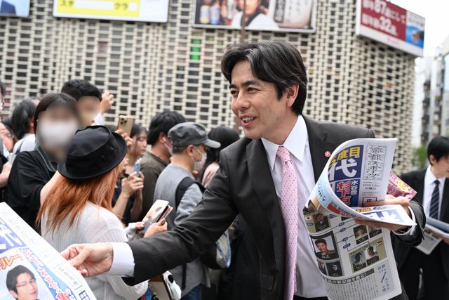 「相棒」イタミンの笑顔も飛び出す！トリオ・ザ・捜一がJR新橋駅で号外配布（9枚目）