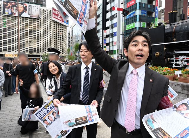 「相棒」イタミンの笑顔も飛び出す！トリオ・ザ・捜一がJR新橋駅で号外配布（10枚目）
