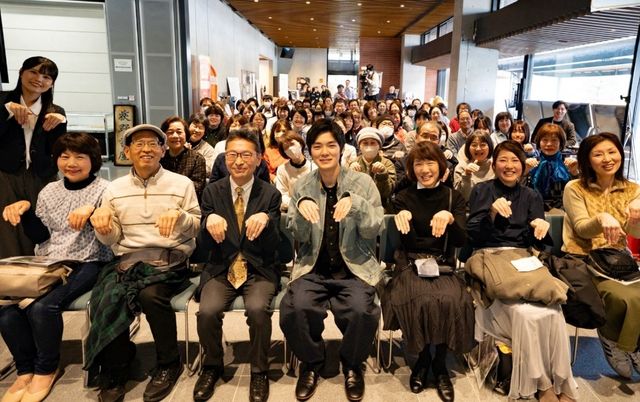 松江最終回を見届けた杉田雷麟（中央）