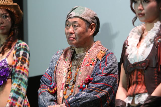 泉谷しげる、巨乳を凝視？「牙狼」新シリーズ会見フォトギャラリ－（4枚目）