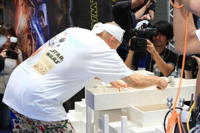 アニマル浜口「フォースだ」10連発！巨大R2-D2レゴで制作イベントフォトギャラリー（4枚目）