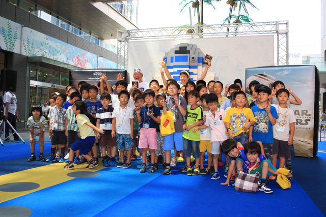 アニマル浜口「フォースだ」10連発！巨大R2-D2レゴで制作イベントフォトギャラリー（6枚目）