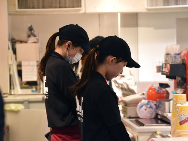 地震発生時刻にあわせて黙祷を行う映画館のスタッフたち