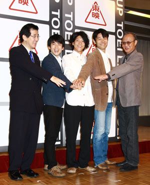 映画スターになるぞー！(写真左から、岡田裕介、大和田悠太、駿河太郎、笠兼三、石橋蓮司)