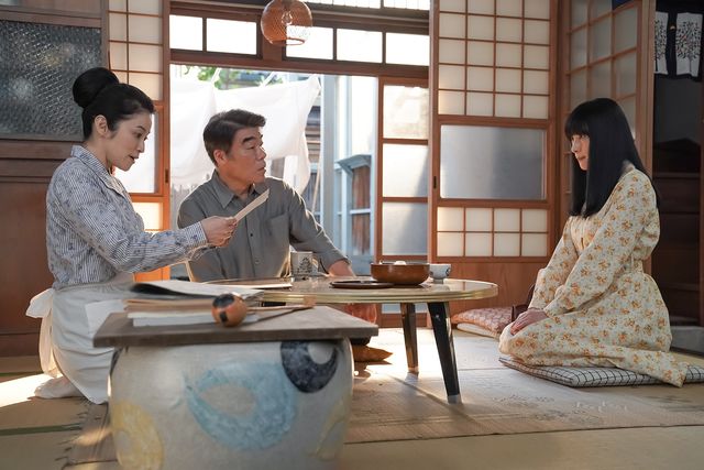 クリーニング店で…「カムカムエヴリバディ」第40回の場面写真（2枚目）