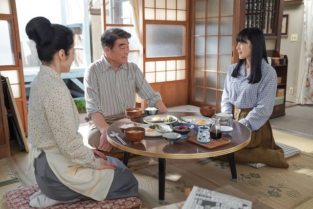 クリーニング店で…「カムカムエヴリバディ」第40回の場面写真（4枚目）